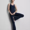 Magas derékú, sima tartású, táguló szárú sportlegging