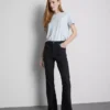 Pamut denim, közepes derékmagasságú, táguló szárú farmer