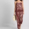 Paula Echevarría paisley mintás, oszlopos midi ruha