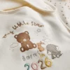 2 db-os csomag „Born in 2026” nyakpántos előke