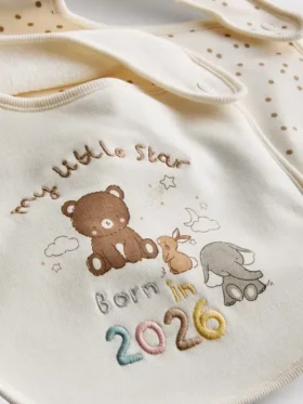 2 db-os csomag „Born in 2026” nyakpántos előke