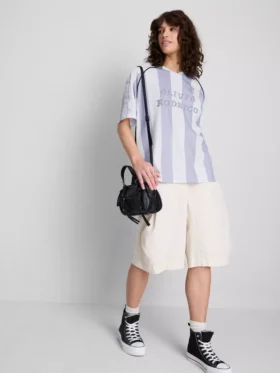 A Primark-szcénában | Olivia Rodrigo csíkos focimez