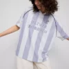 A Primark-szcénában | Olivia Rodrigo csíkos focimez