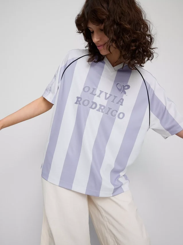 A Primark-szcénában | Olivia Rodrigo csíkos focimez