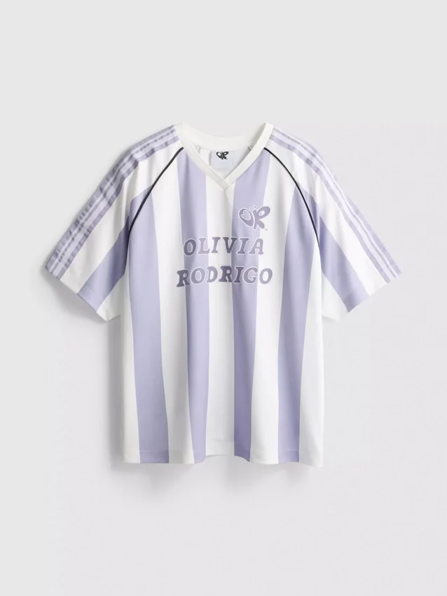 A Primark-szcénában | Olivia Rodrigo csíkos focimez