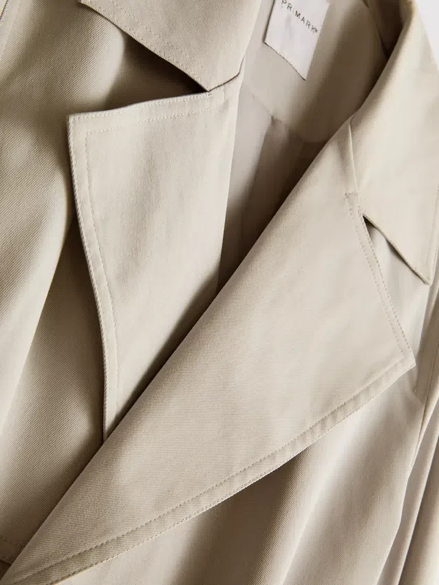 Alapvető, övvel ellátott trenchcoat