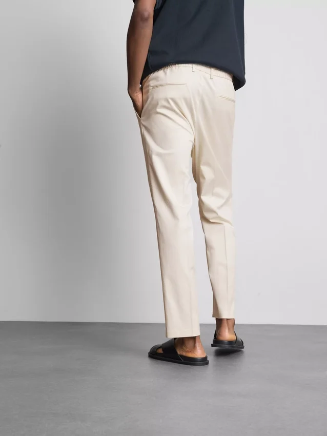 Az Edit slim fit barizsolt nadrág