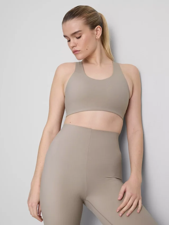 Bodysculpt sportos kivágású rövid felső