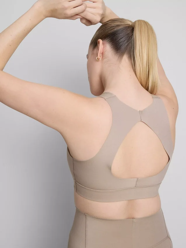 Bodysculpt sportos kivágású rövid felső