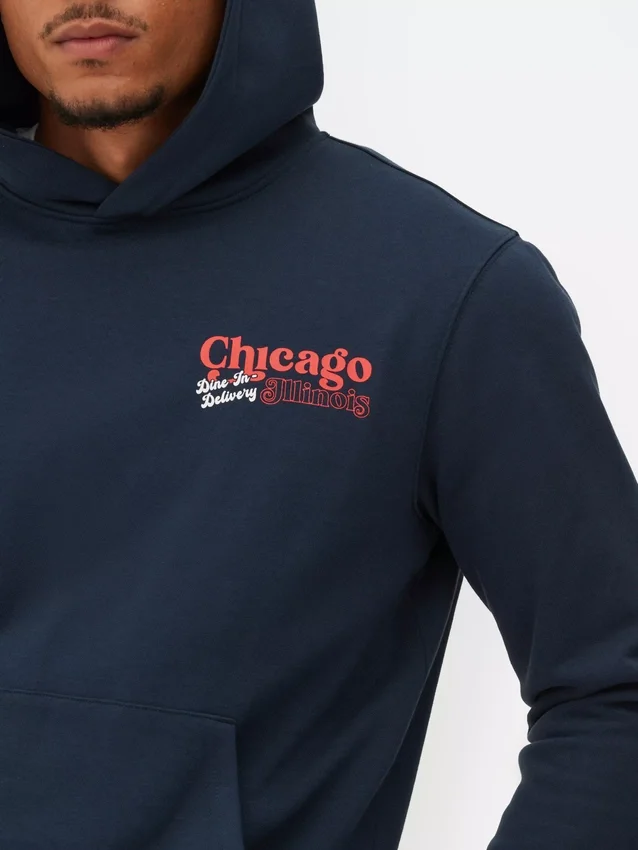 „Chicago deep dish” grafikás kapucnis pulóver