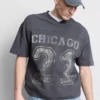 Chicago-motívumú, V-nyakú póló