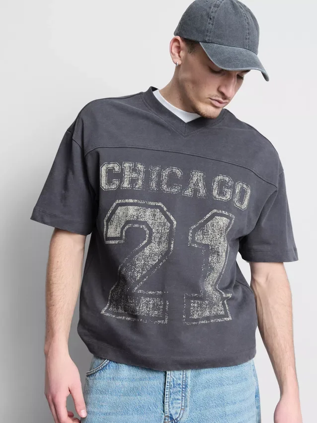 Chicago-motívumú, V-nyakú póló