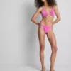 Csillogó, fodros háromszög alakú bikini felső