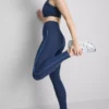 Csőszerű díszítésű, sima, tartást biztosító sportlegging