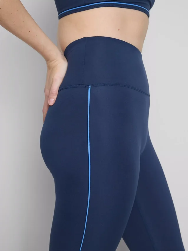 Csőszerű díszítésű, sima, tartást biztosító sportlegging