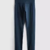 Csőszerű díszítésű, sima, tartást biztosító sportlegging