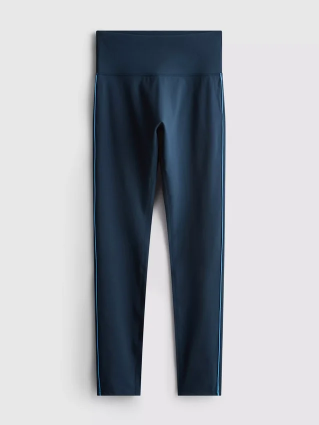Csőszerű díszítésű, sima, tartást biztosító sportlegging