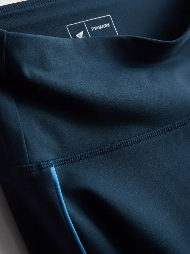 Csőszerű díszítésű, sima, tartást biztosító sportlegging