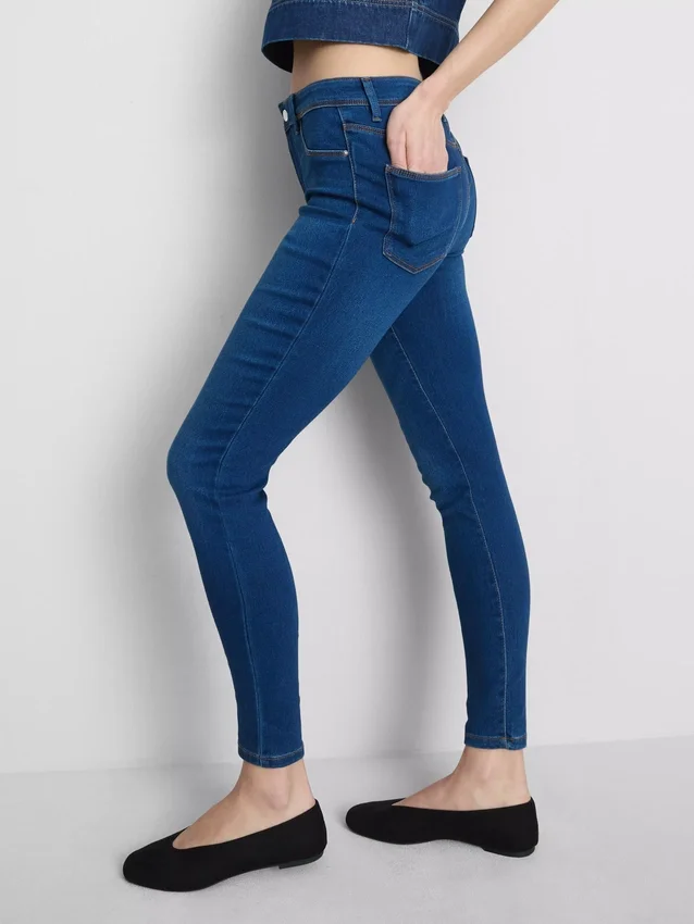 Essential közepes derékmagasságú skinny farmer | normál