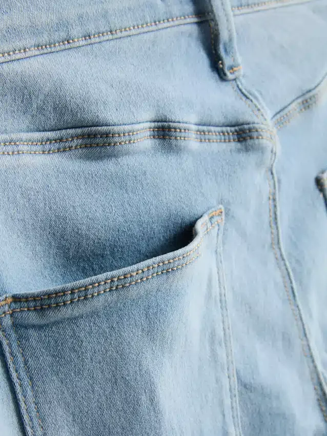Essential közepes derékmagasságú skinny farmer | normál