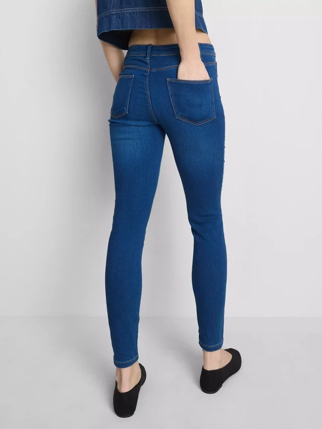 Essential közepes derékmagasságú skinny farmer | normál
