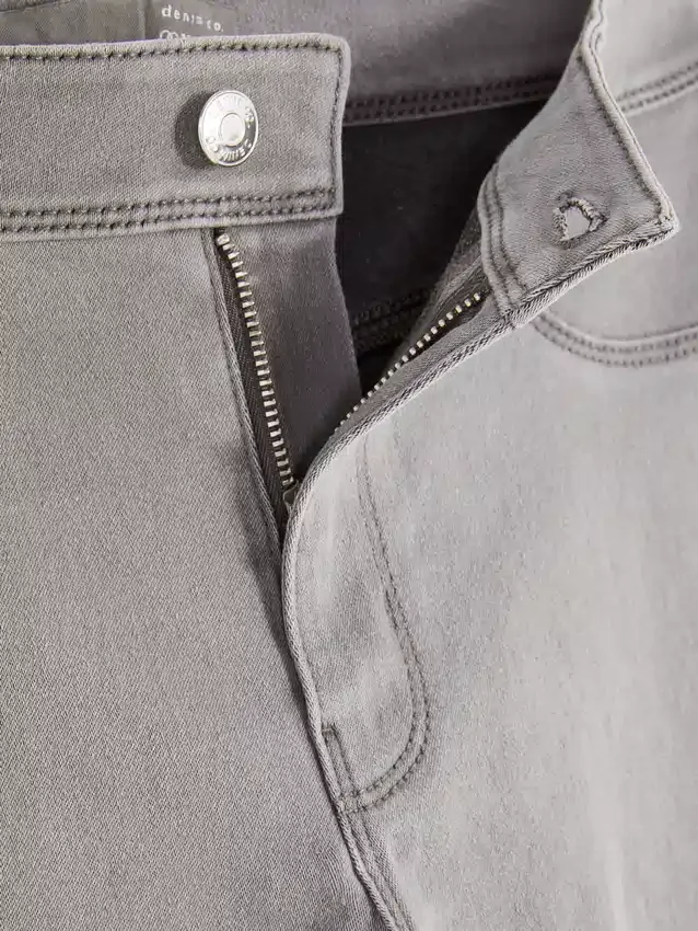 Essential közepes derékmagasságú skinny farmer | normál