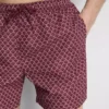 Geometrikus mintázatú, húzózsinórral ellátott úszónadrág