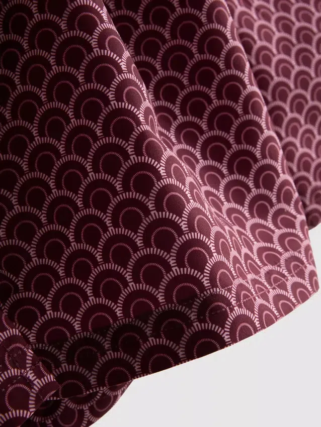 Geometrikus mintázatú, húzózsinórral ellátott úszónadrág