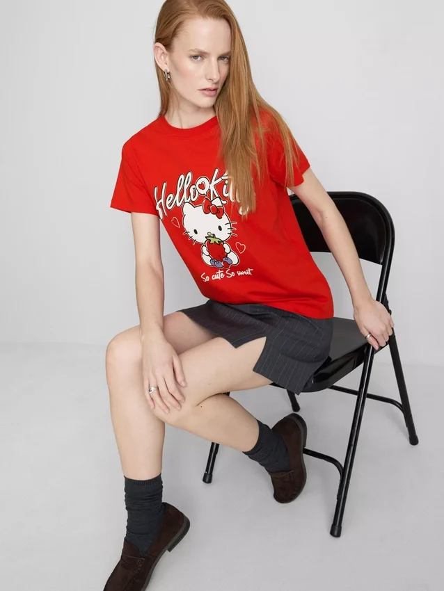 Hello Kitty pamut, laza szabású epres póló