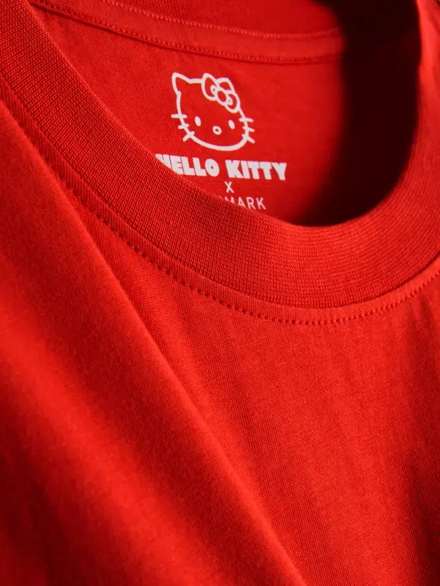 Hello Kitty pamut, laza szabású epres póló