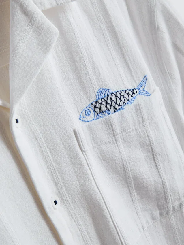 Hímzett halakkal díszített, hajtókás galléros ing