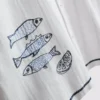 Hímzett halakkal díszített, hajtókás galléros ing