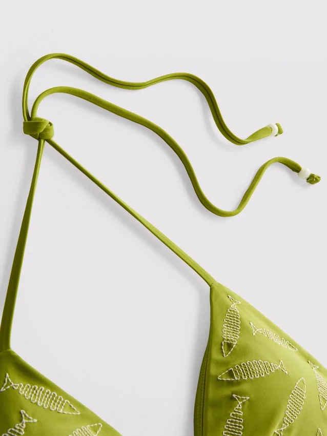 Hímzett halakkal díszített háromszög alakú bikini felső