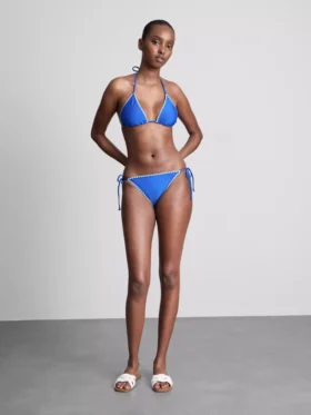 Hímzéses részletekkel díszített háromszög alakú bikini felső