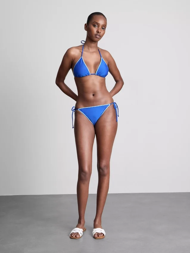 Hímzéses részletekkel díszített háromszög alakú bikini felső