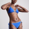 Hímzéses részletekkel díszített háromszög alakú bikini felső