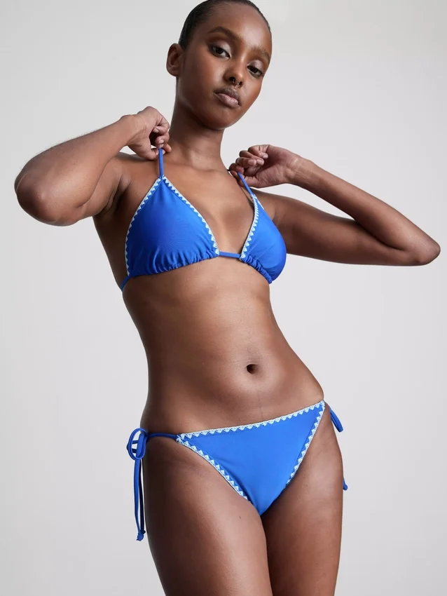 Hímzéses részletekkel díszített háromszög alakú bikini felső