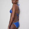 Hímzéses részletekkel díszített háromszög alakú bikini felső