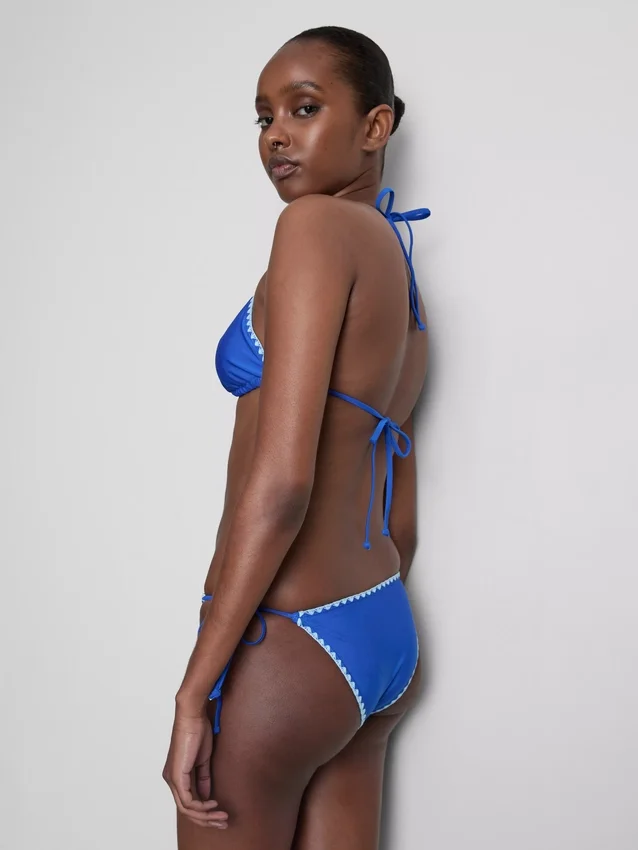 Hímzéses részletekkel díszített háromszög alakú bikini felső