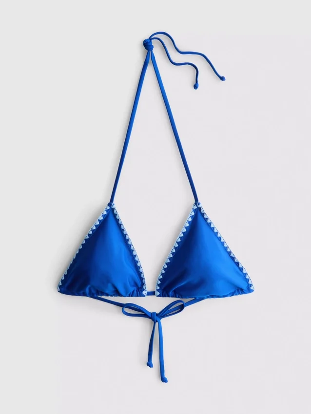 Hímzéses részletekkel díszített háromszög alakú bikini felső