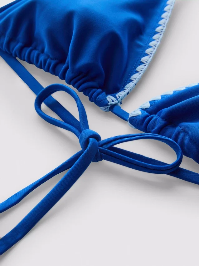 Hímzéses részletekkel díszített háromszög alakú bikini felső