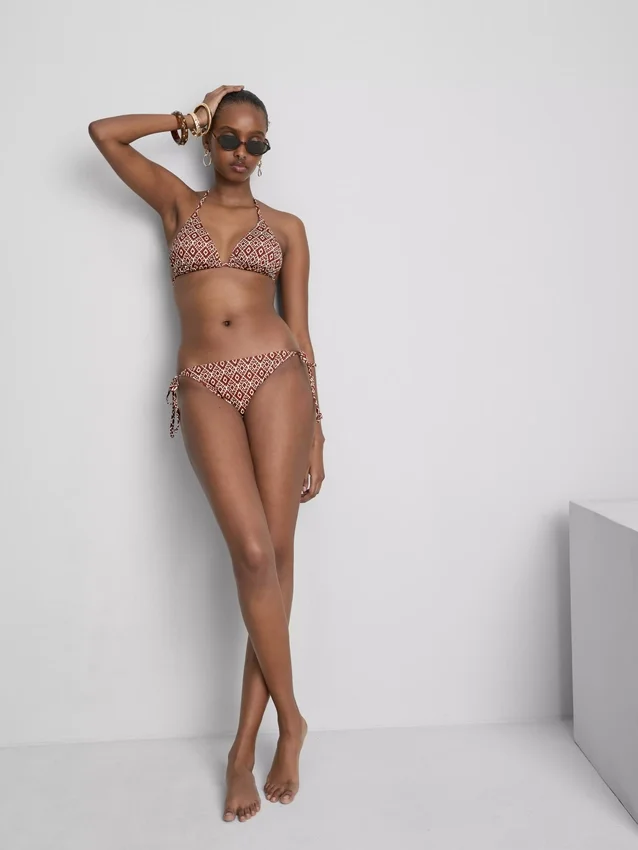 Háromszög alakú, oldalt kötős bikini szett