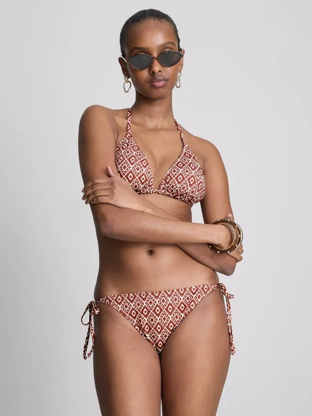 Háromszög alakú, oldalt kötős bikini szett