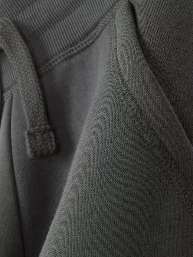 Húzózsinórral ellátott, mandzsettás joggingnadrág