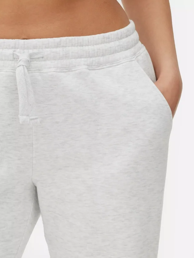 Húzózsinórral ellátott, szűkített szárú joggingnadrág