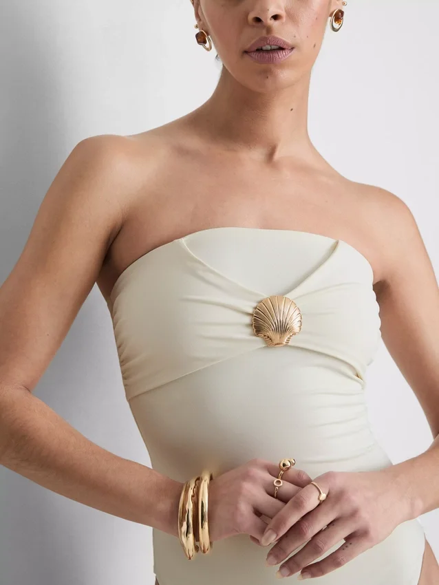 Kagylós díszítésű bandeau fürdőruha