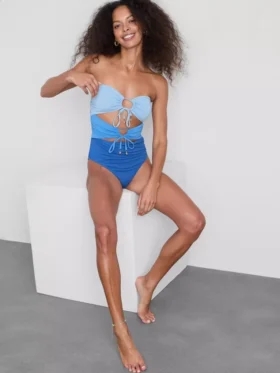 Kivágott bandeau fürdőruha