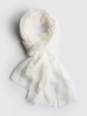 Könnyű, szálakkal díszített sál