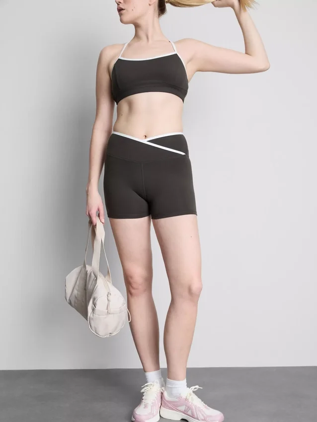 Kontrasztos, keresztezett aktív rövidnadrág