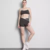 Kontrasztos szegélyű, keresztben hátul összekötött, sportos, rövid felső